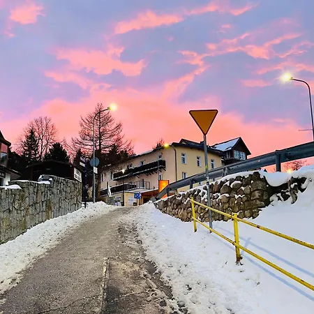 Weranda śnieżka Klimatyczne Mieszkanie Z Widokiem Na śnieżkę 10 Minut Do świątyni Wang I Wycigów